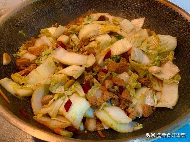 炖白菜的家常做法，猪蹄炖白菜的家常做法（大白菜这样炖特好吃）