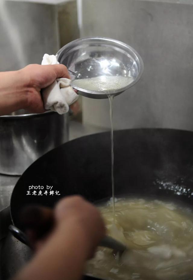 酸辣乌鱼蛋汤做法，一道美妙如花的鲁菜名菜烩乌鱼蛋汤
