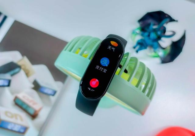 小米手环充电需要大力扣吗，小米手环使用前要不要充满电（干掉按键+血氧检测+心率监测）