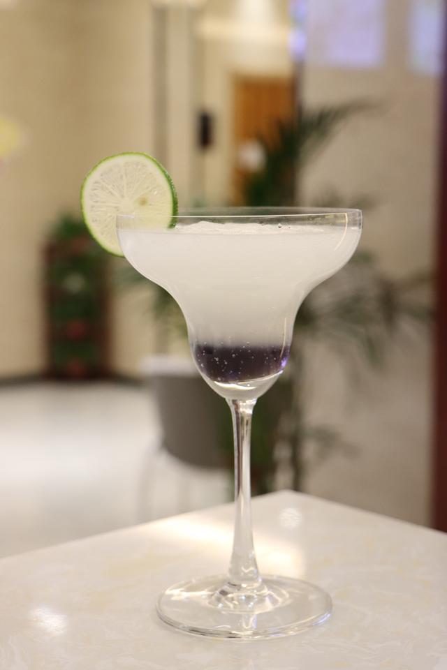 英式调酒和花式调酒有什么区别，英式调酒跟美式调酒的区别（花式调酒的饮品有什么种类）