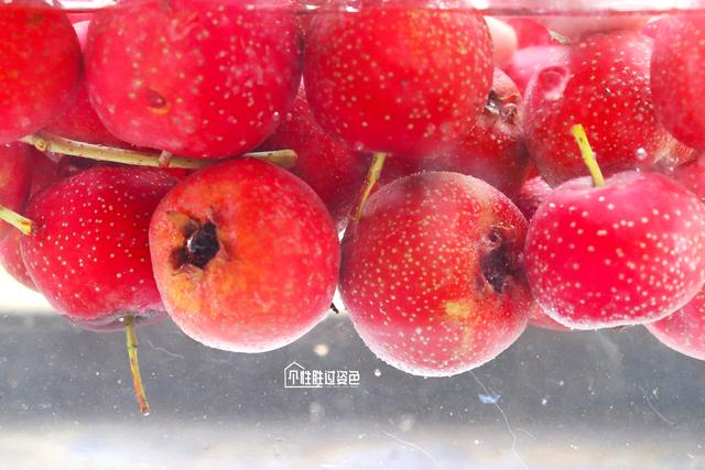 山楂和冰糖熬起来吃有什么作用，冰糖熬山楂有什么功效（裹上糖稀做成冰糖葫芦）