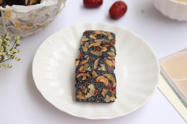 简单阿胶糕做法，简易阿胶糕的做法（过年招待亲朋好友准没错）