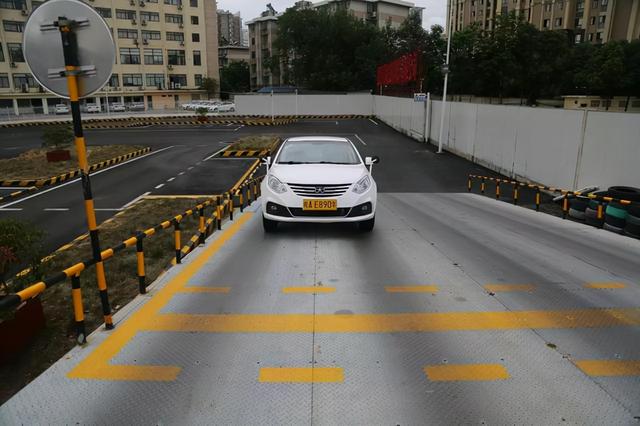 半坡起步扣分标准，科二半坡起步扣分标准（半坡定点起步的操作流程）