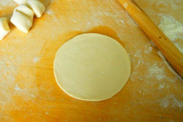 薄到透光烤鸭卷饼的做法，十一小长假必吃的烤鸭卷饼