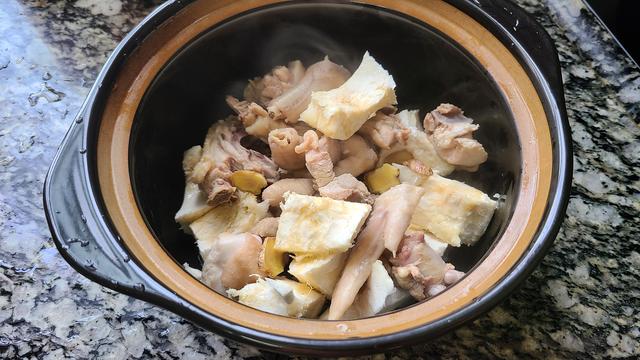 怎么用榴莲肉煲汤，榴莲肉汤的做法大全窍门（广东夏天很常见的一道美食）