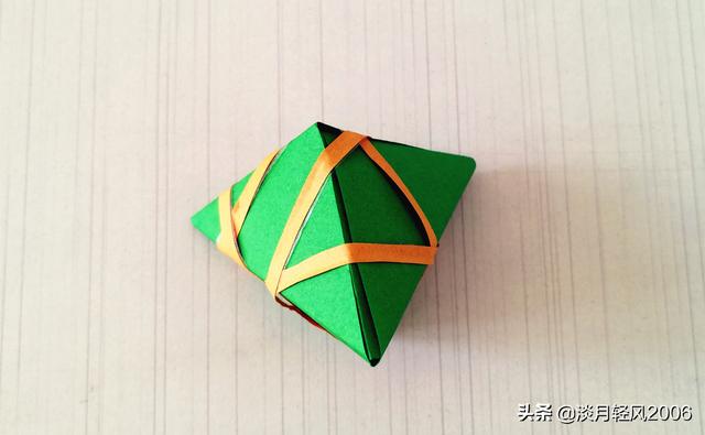 手工折纸粽子的做法，端午节小手工折纸粽子折法（一张纸条折一个粽子的方法）