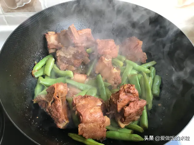 毛豆角怎么煮好吃又是绿色的，毛豆怎样煮才能又绿又好吃（豆角颜色翠绿不发黄）