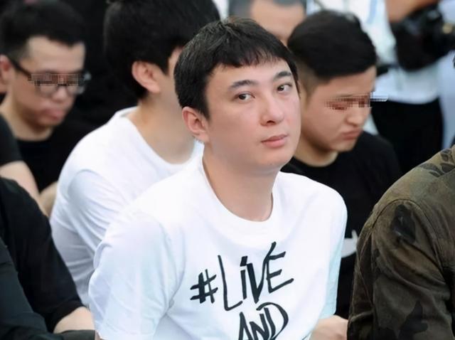 黑桃a香槟多少钱一瓶，夜店黑桃a香槟多少钱一瓶（为什么网红富豪名媛去酒吧都喜欢黑桃A）