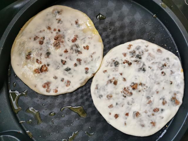 做梅干菜烤饼方法，烤梅干菜饼的做法（教你做又香又脆的梅干菜烧饼）