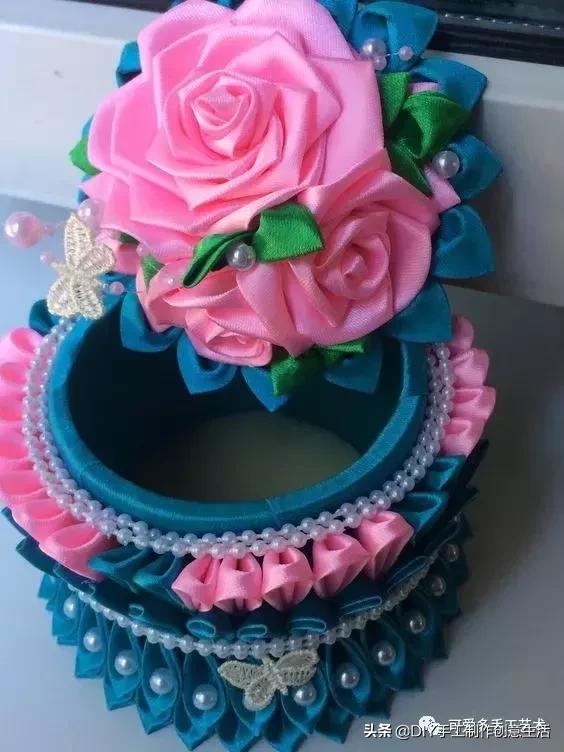 手工小魔盒制作方法，手工小魔盒制作方法步骤（丝带剪一段对折拼一拼）