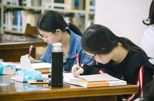 牛津大学排名世界第几，2019年英国牛津大学世界排名【QS最新世界排名第5名】（清华不负众望冲入20强）