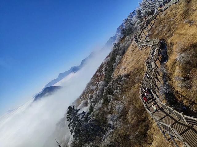 西岭雪山海拔（西岭雪山-海拔高度3250米的地方与天接近）