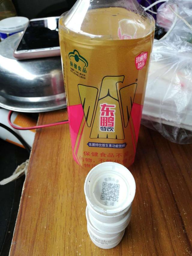 车顶放饮料价目表，车顶放水瓶是什么意思（货车司机差点丢命）