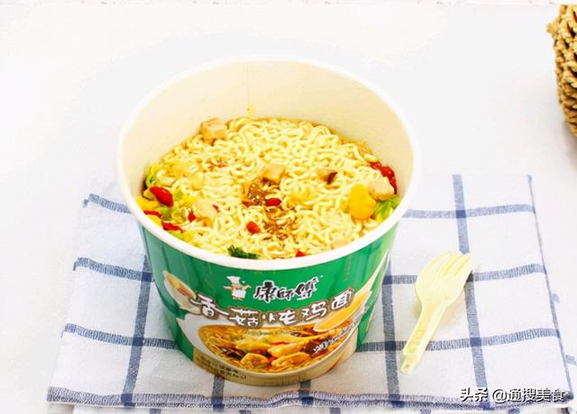 香菇炖鸡，都不吃香菇炖鸡面（香菇炖鸡汤最好的搭配食材）