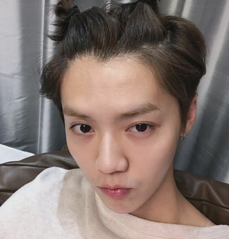 鹿晗素颜自拍流出,怼脸角度显露真颜值,31岁状态让人难以相信