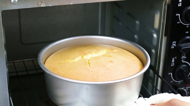 烤蛋糕需要准备什么材料，初学者做蛋糕需要些什么食材（出炉瞬间被烧光）