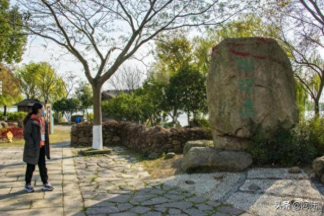 在海盐有个蝴蝶岛，出入必须经过一座“迷你”吊桥，风光旖旎