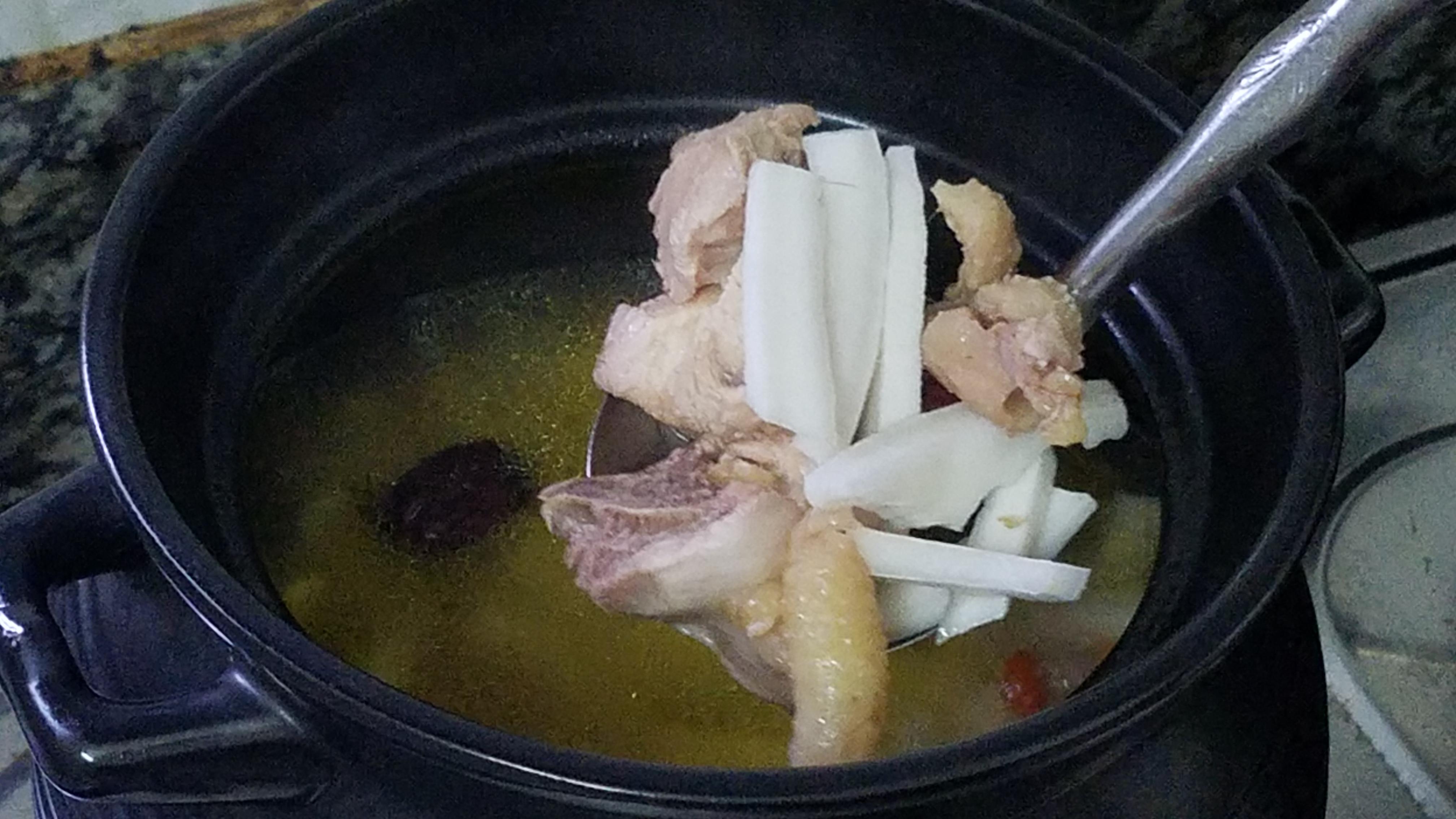 椰子肉煲鸡汤的做法，椰子肉鸡汤怎么煲（这道椰子炖鸡要常给家人做）