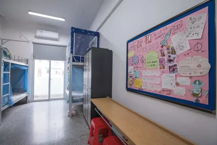 高中宿舍图片(普通高中宿舍图片)