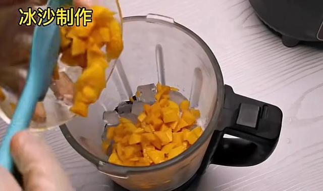 芒果冰沙怎么做最好吃，甜品店卖8元一份“芒果冰沙”