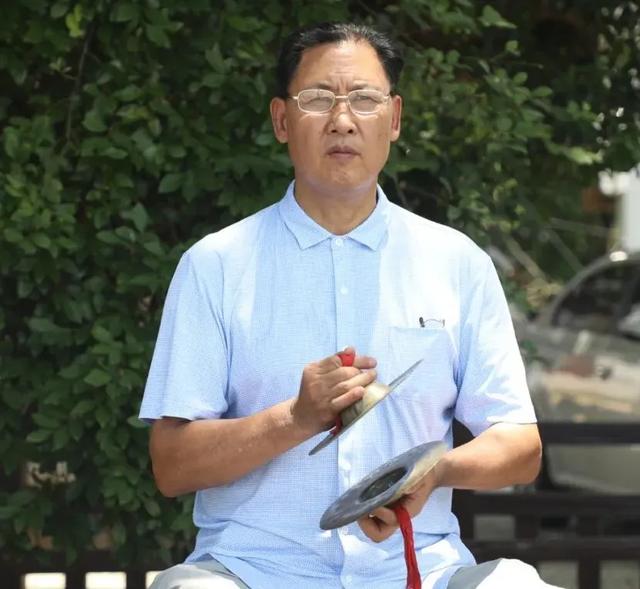 学吹唢呐最快的方法，怎样快速学会吹唢呐（在信丰传了四代人的唢呐）