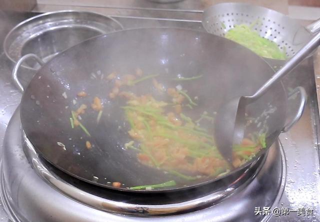 尖椒炒茄丝步骤，尖椒炒茄丝步骤图片（厨师长教你做农家小炒青椒茄丝）