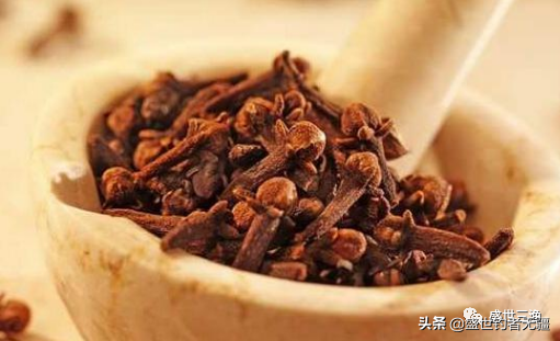 钓鲤鱼用玉米还是商品饵料更有效？渔人实战经验分享，助你轻松上大鱼