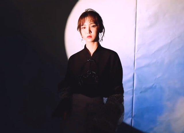 情侣头像黄一点的一人一半，情头真人一人一半 甜蜜侧颜微信（硬糖少女“月下七姐妹”大片）