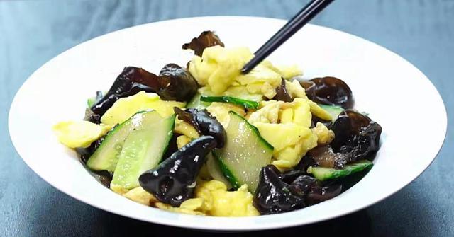 黄瓜炒鸡蛋怎么做，黄瓜炒蛋步骤（教你黄瓜炒鸡蛋的正确做法）