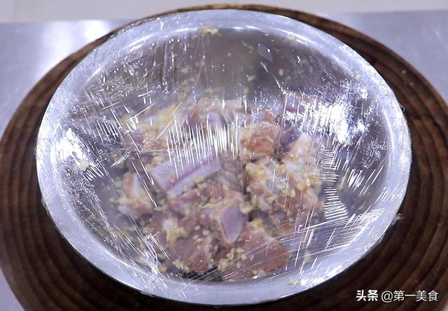 蒜香大排骨的做法家常，大厨教你做蒜香排骨（蒜香排骨经典的家常做法）