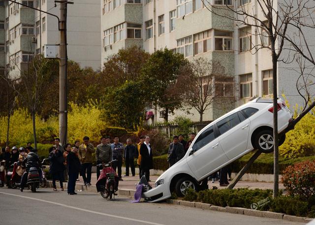 油门当刹车踩是什么意思，踩刹车和油门（为什么经常把油门当刹车）