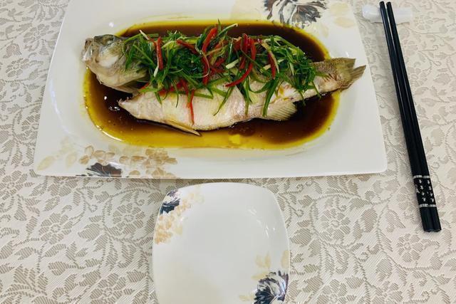 手把手教你正宗清蒸鲈鱼做法，鲜嫩入味零失败，家常宴客都适合