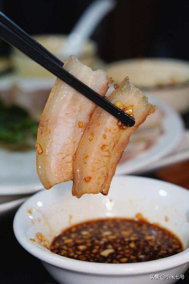 东北特色菜之铁锅炖大鱼，看着土气吃后服气的东北铁锅炖大鱼