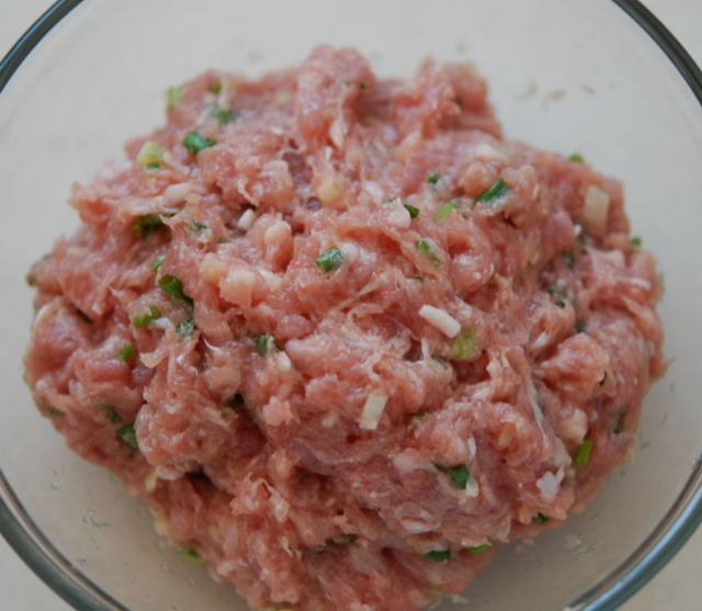 大馄饨的馅怎么做好吃，馄饨馅怎样做才好吃（调料汁将不再是难事）