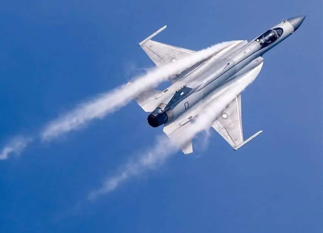 枭龙战斗机对比阵风，单外援对抗满配优势阵容