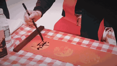 年的近义词是什么，撒的近义词是什么呢（写春联，能落款写“年”字吗）