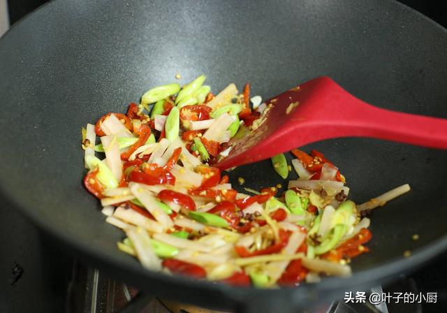 炒鸡胗怎么样又嫩又脆，如何做辣椒炒鸡胗又嫩又脆（炒鸡胗，如何又香又脆）