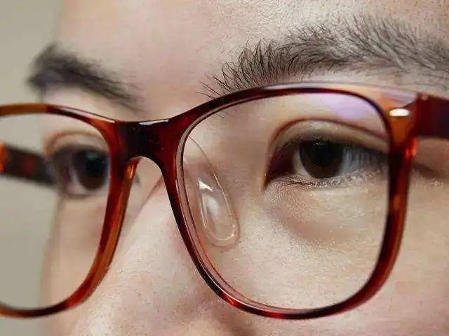 眼镜鼻托正确位置图片，鼻托大头朝上还是下（鼻梁上总有两个小红坑）