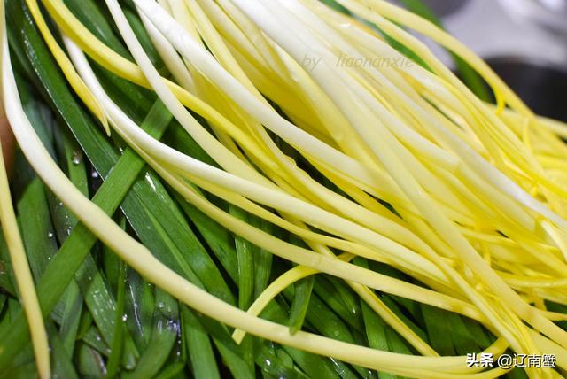 三鲜素水饺怎么做，什么叫素三鲜水饺（老妈做的素三鲜饺子）