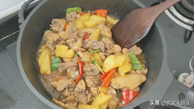 菠萝鸡块家常做法简单，半只鸡加1块菠萝