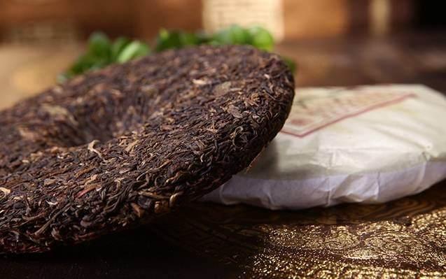 普洱茶饼的正确冲泡方法 普洱茶饼如何冲泡，普洱茶饼的正确冲泡方法（普洱茶的标准冲泡方法）