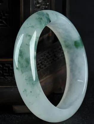 翡翠手镯怎么养才能透，翡翠鉴别最简单方法水泡（翡翠镯子会越戴越透么）