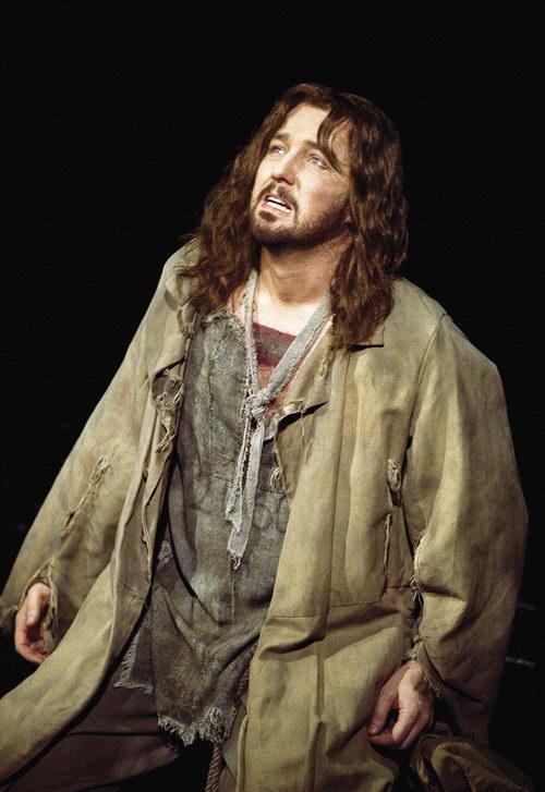 贫穷人民的痛苦处境和悲惨命运,更通过冉阿让和沙威这两个具体的人物