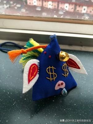 手工香囊怎么做又简单又漂亮，香囊的简单做法（一小块布绣上最简单的图案）