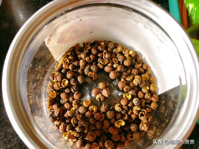 青椒炒鸡架的家常做法，青椒炒鸡架怎么做好吃（去市场两块五买了一个生鸡架）