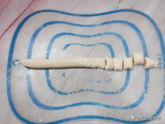豆沙馒头的花样做法，豆沙卷花馒头的做法（香甜松软的奶香豆沙小馒头）