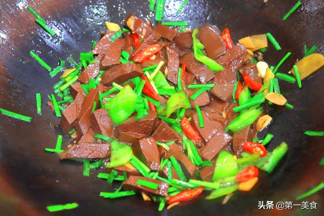 冷冻的鸭血怎么吃，鸭血不要只吃火锅了