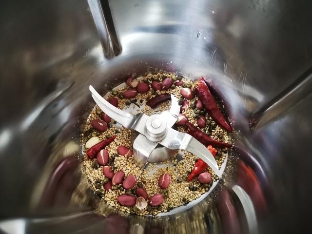 油碟怎么调，火锅蒜泥香油碟怎么调（烧烤、毛肚、清炖羊肉的好搭档）