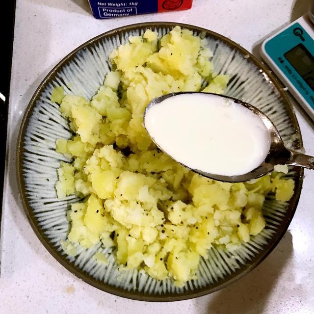 培根土豆泥的做法，培根土豆泥的做法视频（就差没把盘底舔光的培根烤土豆泥卷做法）