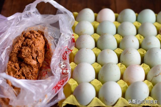制作咸鸭蛋最简单的方法，想吃咸鸭蛋不用买